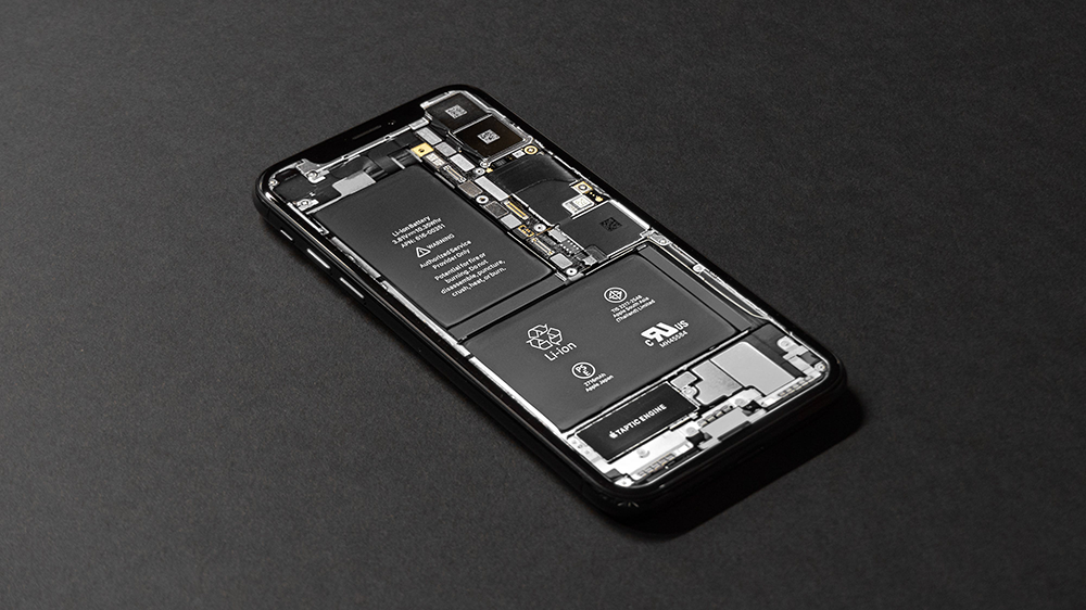 Geöffnetes iPhone für den Batterietausch